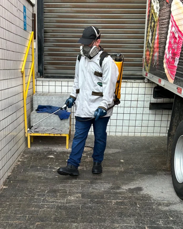 Equipe da Dedetizadora Paloma realizando serviço de dedetização em São Paulo